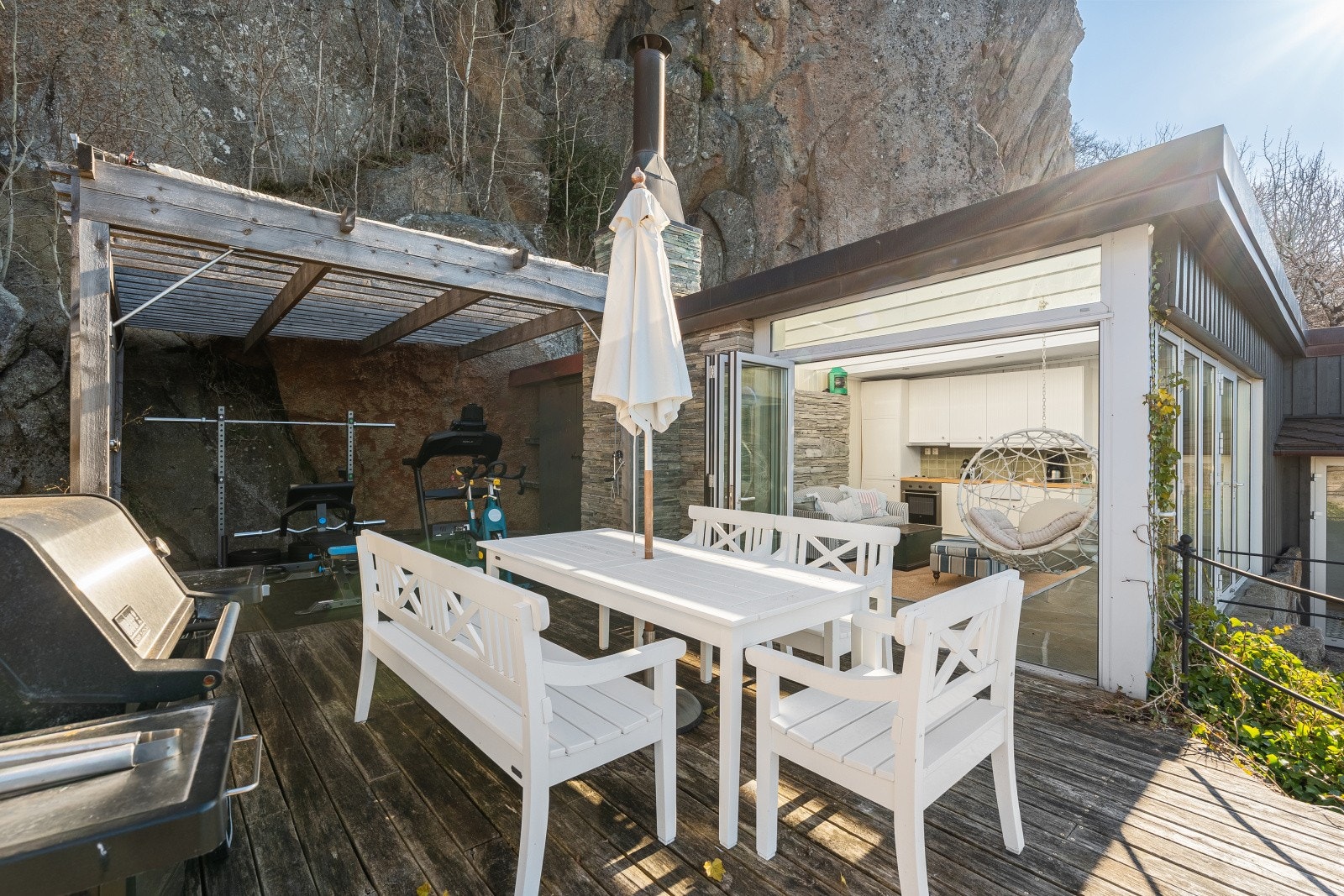 Uteplass mellom annekset og badstuen Galleribilde