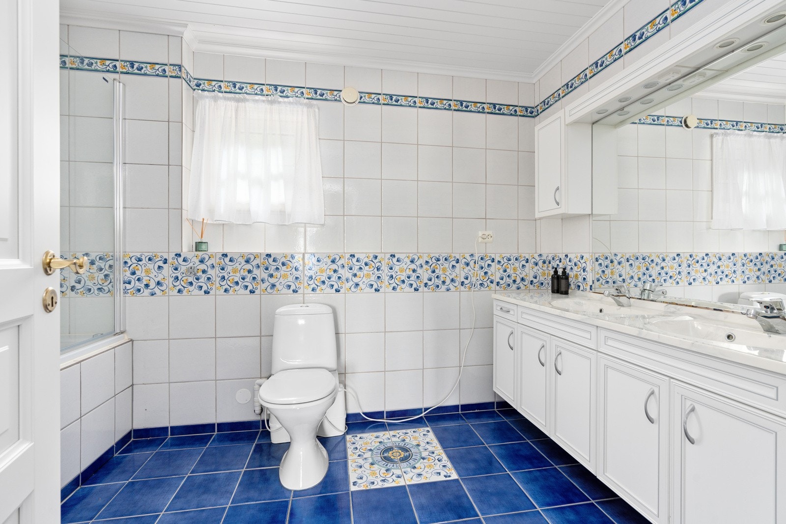 Dusjbad i 1.etg. med badekar og wc Galleribilde