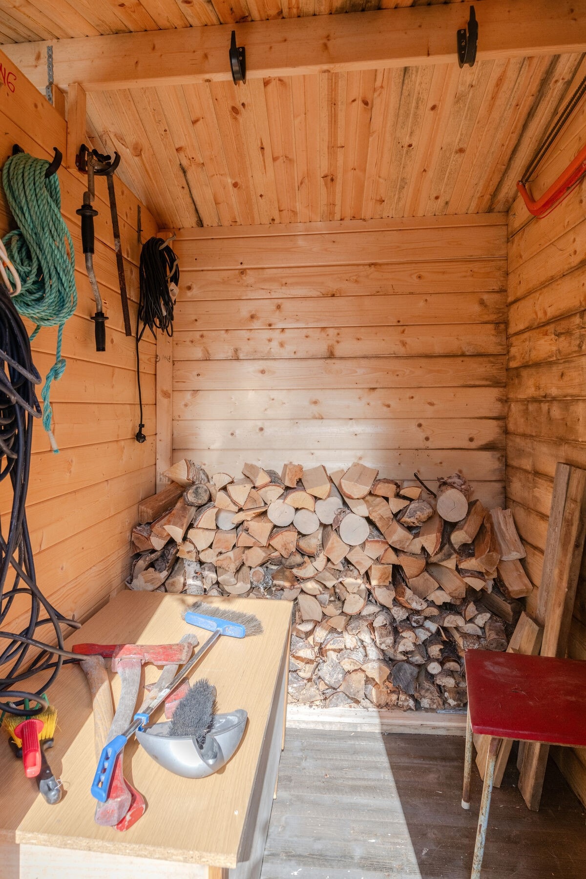 Mulighet for lagring av ved i uteboden. Galleribilde