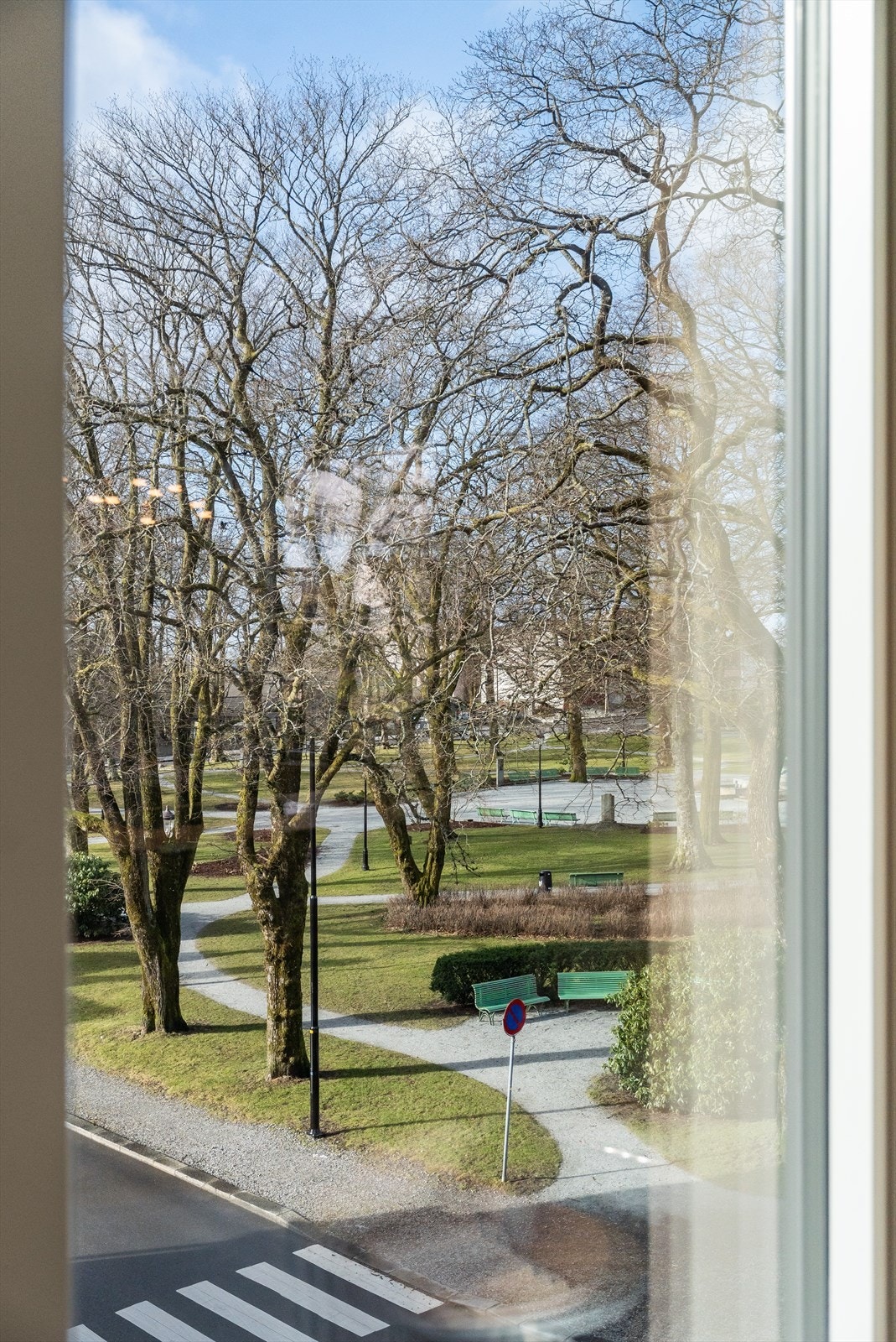 Vindu med utsikt til byparken Galleribilde