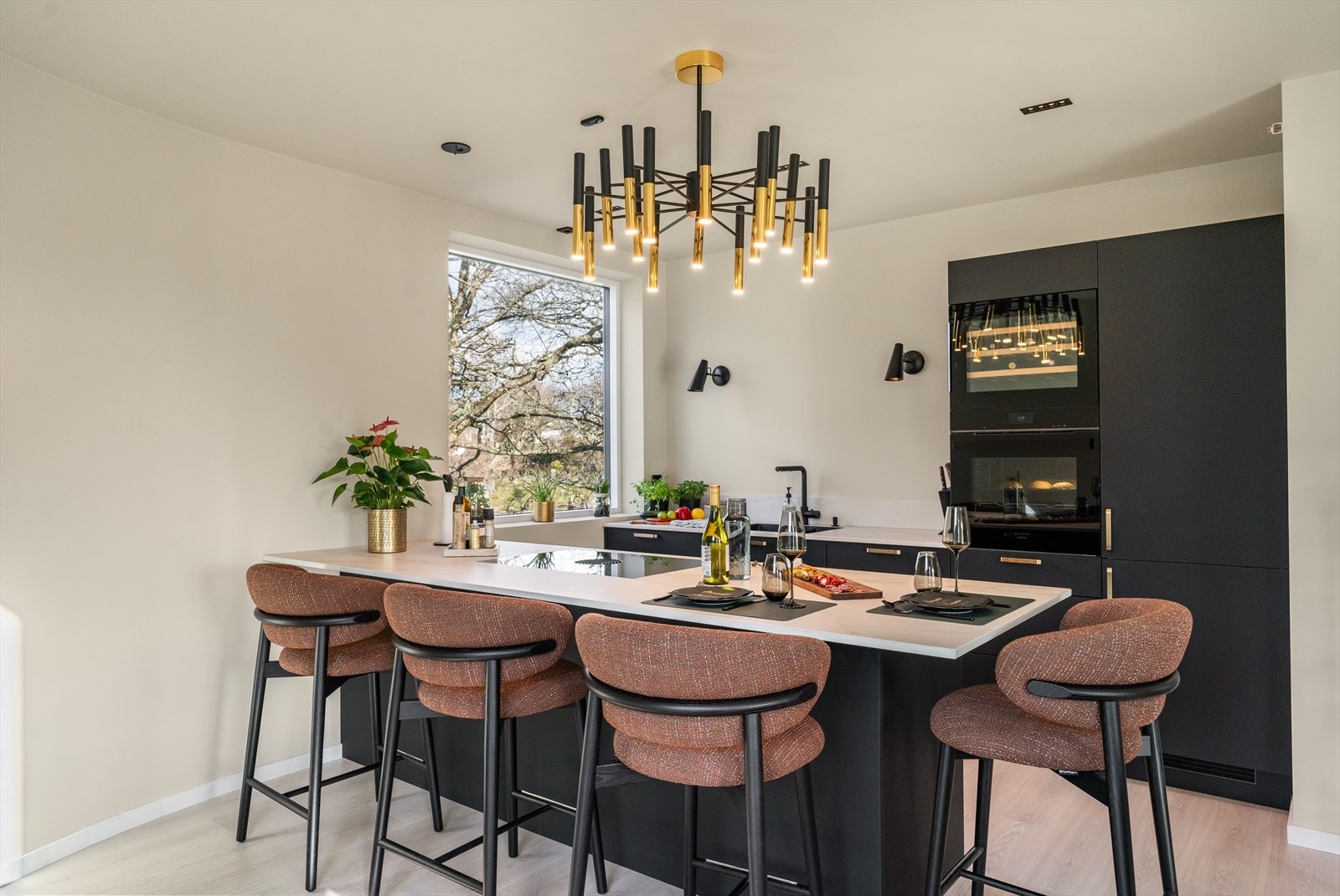 Smakfull kjøkkeninnredning med flotte detaljer Galleribilde