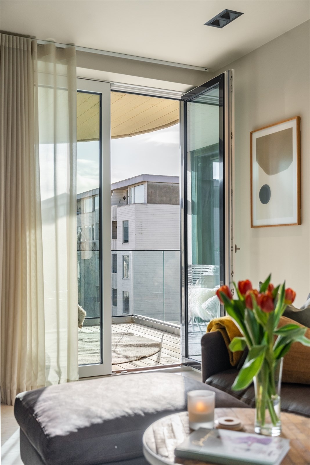 Fra stuen har du utgang til herlig sentrums-balkong Galleribilde