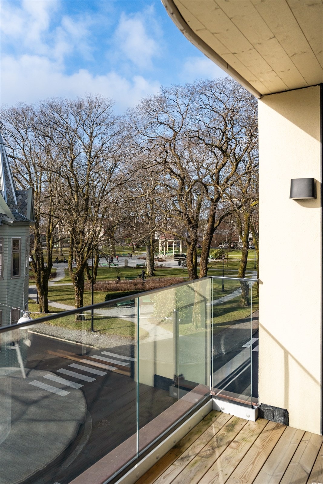 Fra balkongen har du flott utsikt til byparken Galleribilde