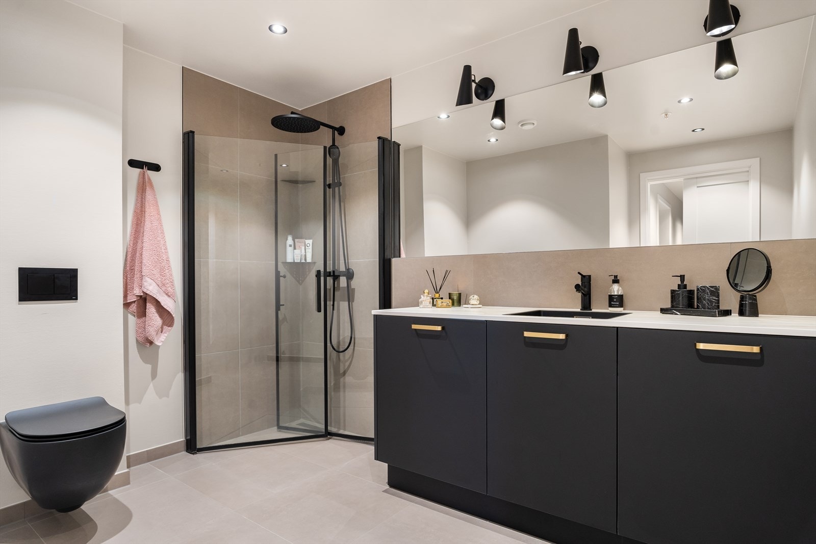 Tiltalende bad med en harmonisk utførelse Galleribilde