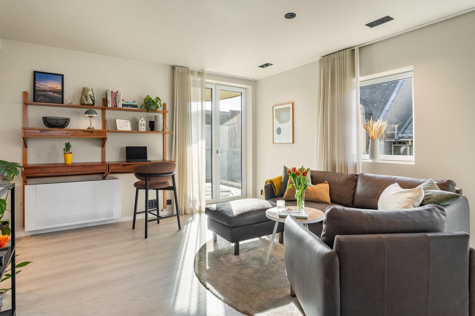 Stuen lar seg lett møblere med sofagruppe og øvrig møblement Galleribilde