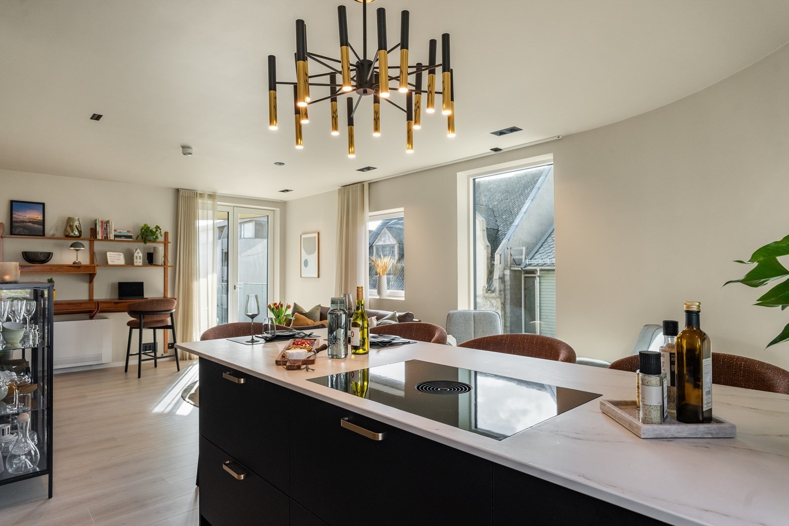 Åpen atmosfære med stilren kjøkkenløsning Galleribilde