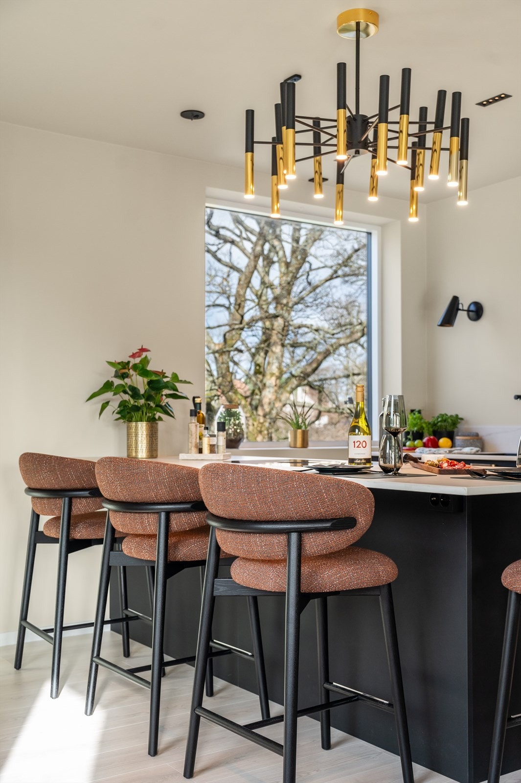 Kjøkkenet har en lekker utførelse med stor kjøkkenøy og praktisk barløsning Galleribilde