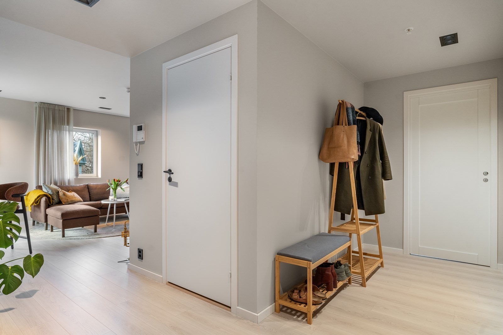 Lys entre med plass til oppheng av ytterklær Galleribilde