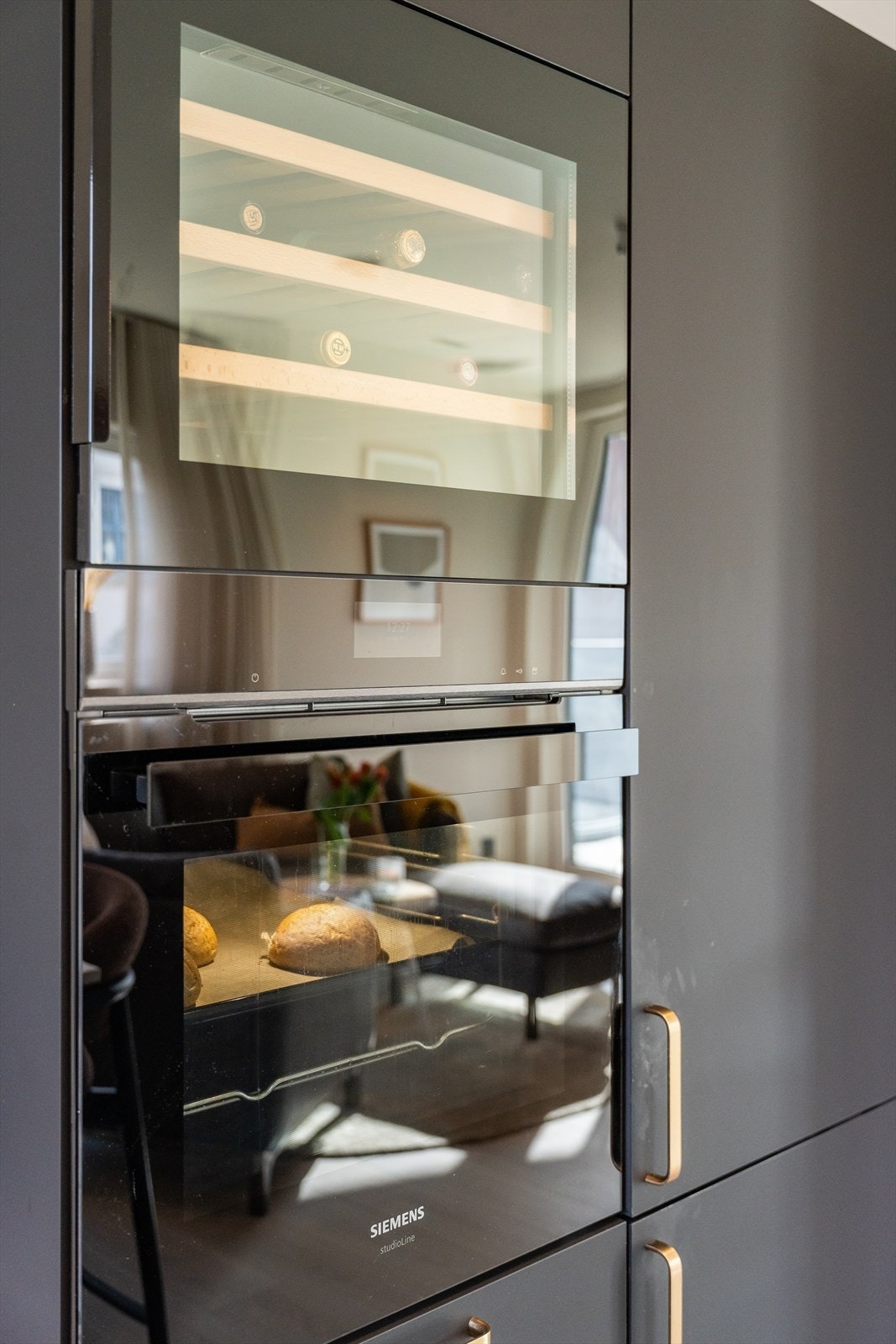 Moderne vinskap og kvalitet hvitevarer som Siemens stekeovn Galleribilde