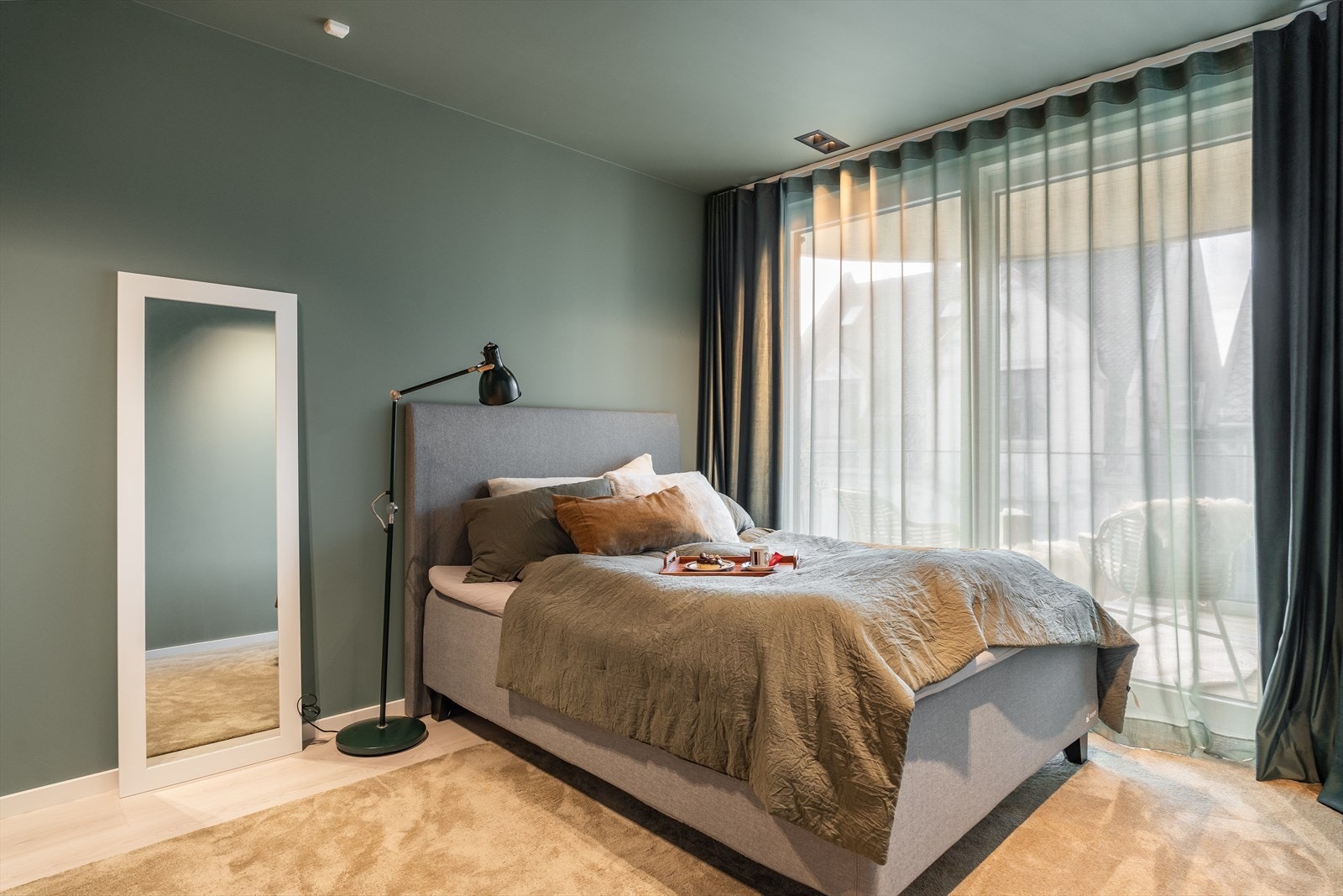 Soverommet har god plass til seng og nattbord Galleribilde