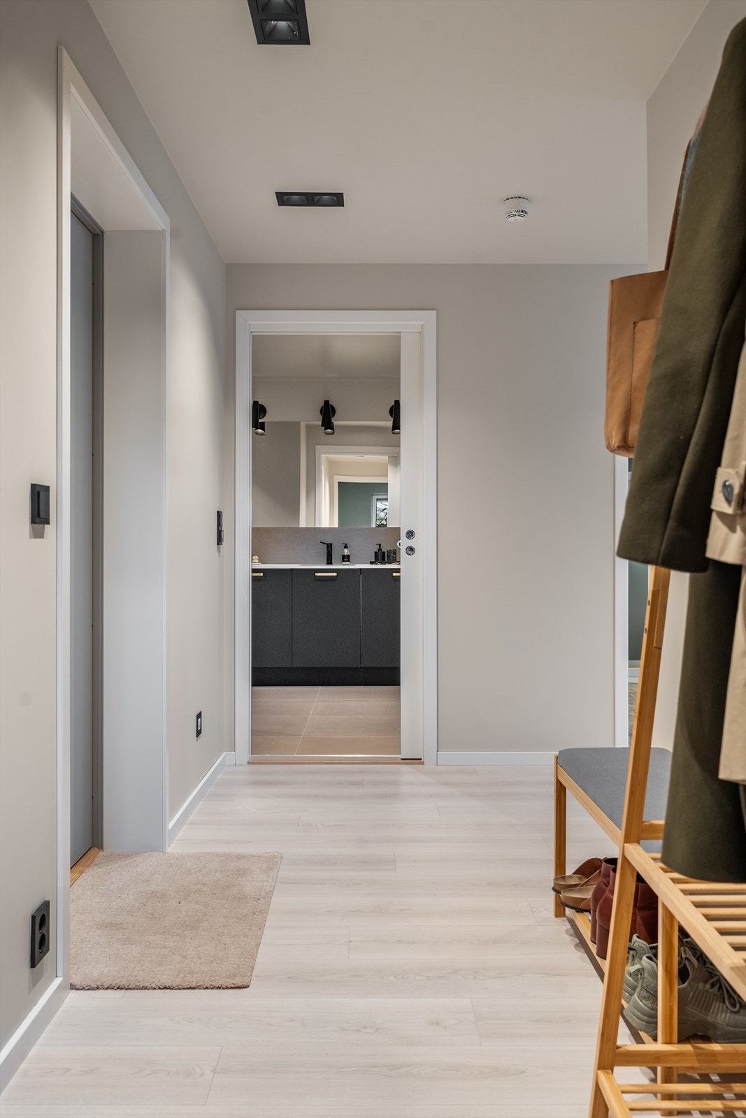 Gangen leder til alle rom i leiligheten Galleribilde