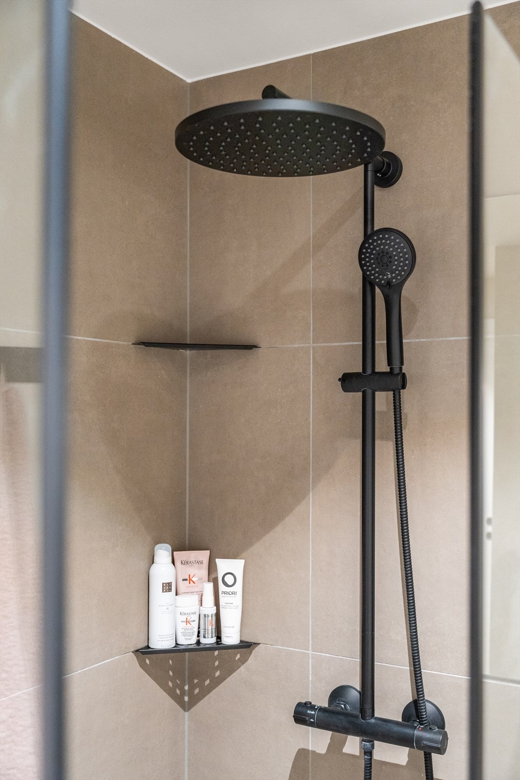 Pene fliser i dusjsonen og designsluk Galleribilde