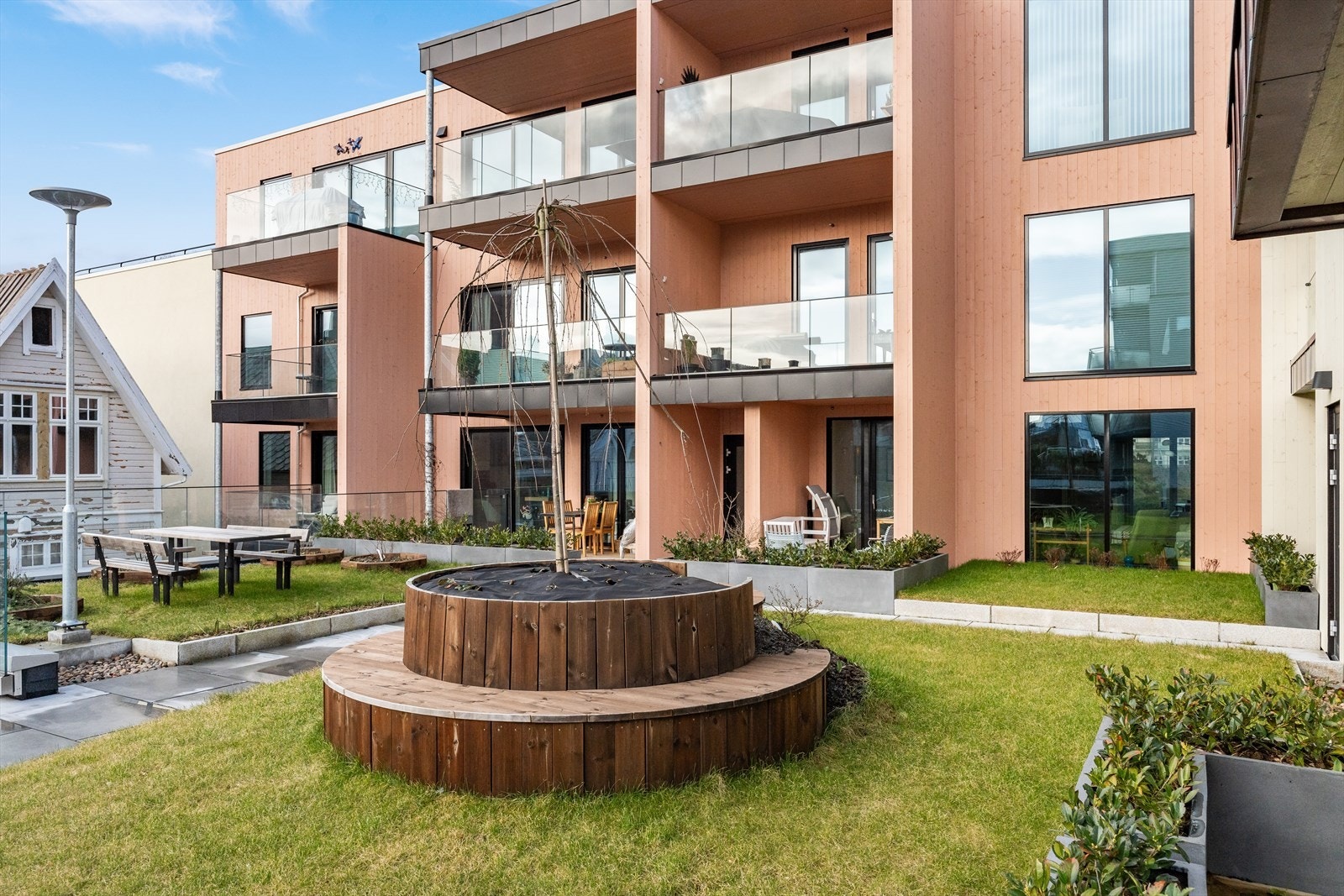 Eiendommen har opparbeidet uteareal med felles uteplass og egen sykkelparkering Galleribilde