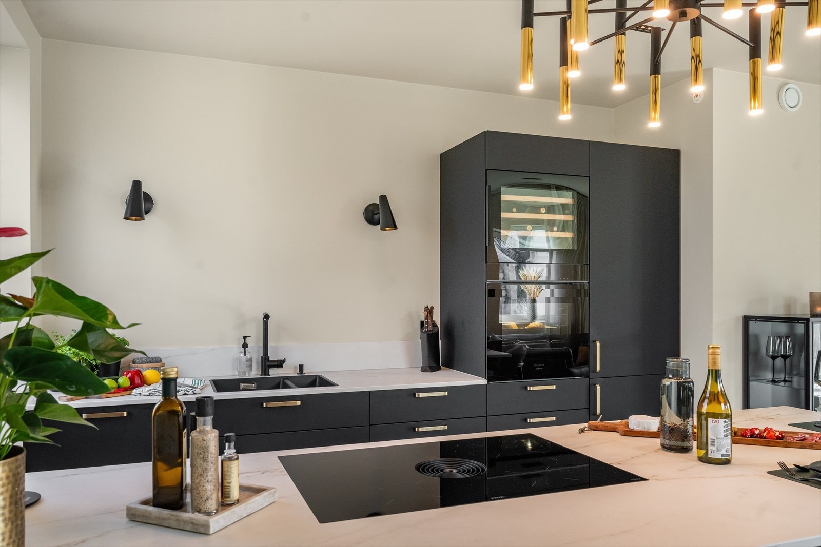 Lekkert kjøkken med god plass til oppbevaring og matlaging Galleribilde