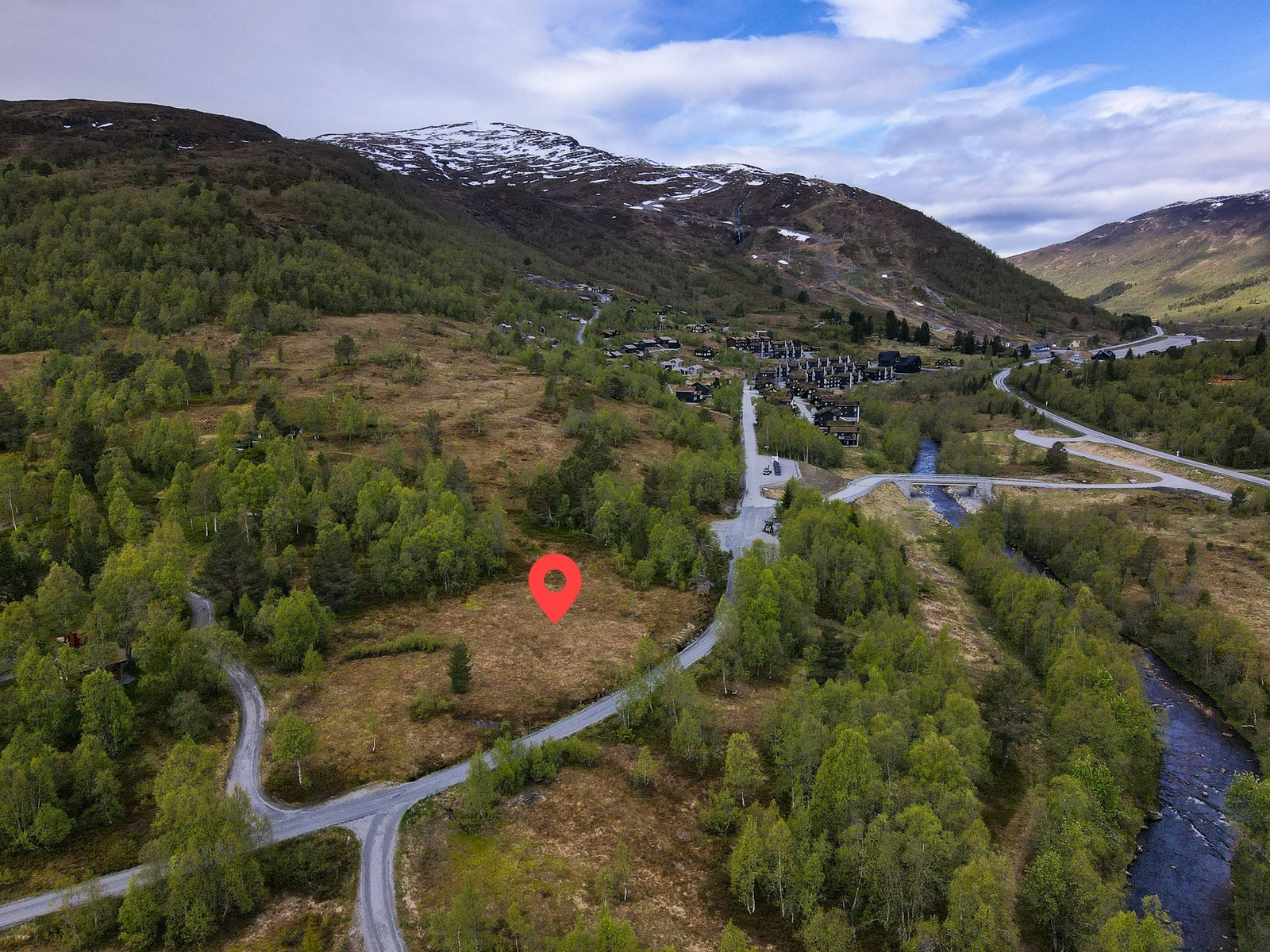 Dronefoto over tomteområdet mot alpinanlegget. Tomt 2 markert (ca plassering) Galleribilde