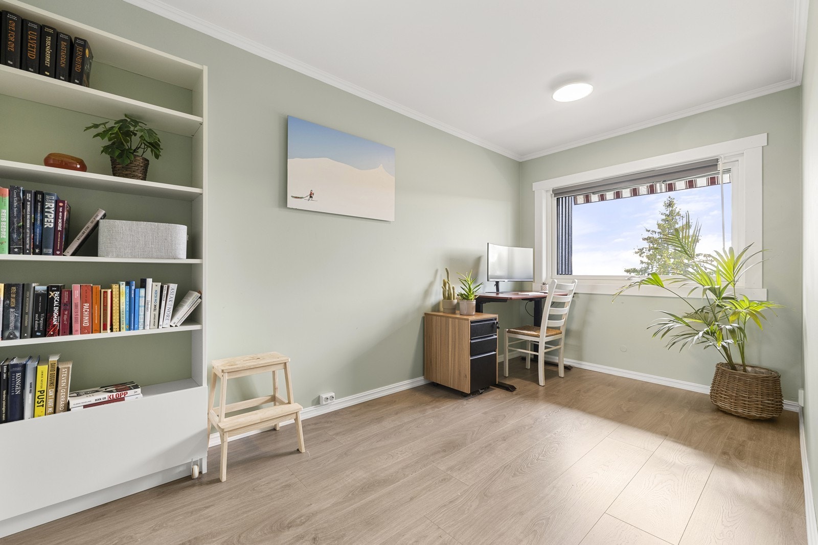 Her er det plass til en seng, nattbord og pult. Samt det er en innebygd garderobe som har god plass til det man har av tøy. Galleribilde