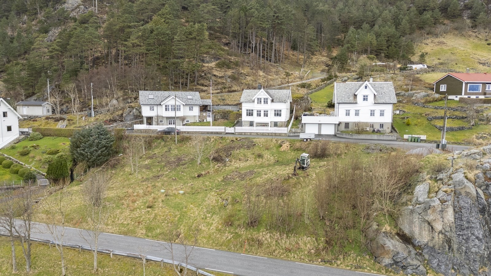 Tomta ligg sørvendt til i helling Galleribilde