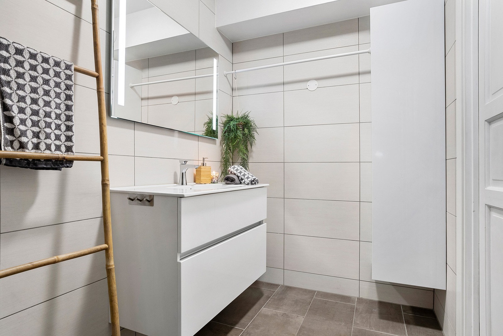 Badet har en stilren og funksjonell utforming. Galleribilde