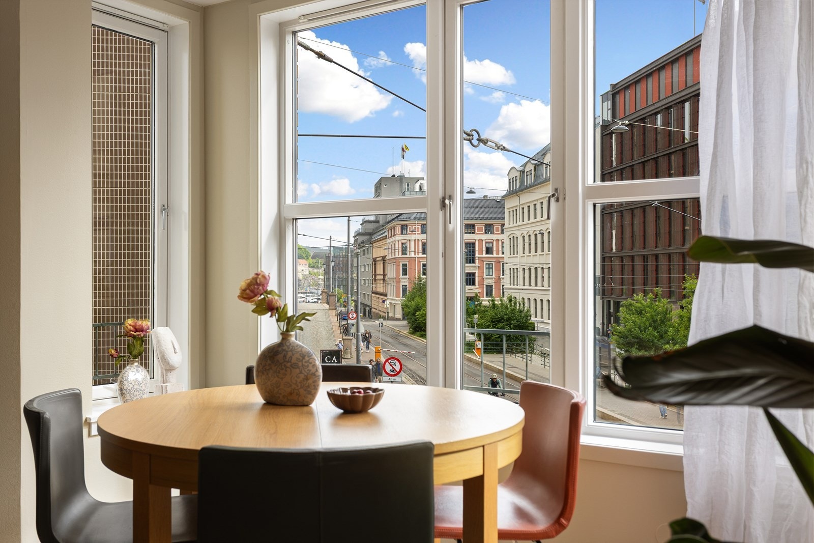 Leiligheten har en meget sentral beliggenhet mellom Aker Brygge og Solli Plass. Her finner du alt du ønsker deg i hverdagen rett utenfor inngangsdøren. Galleribilde