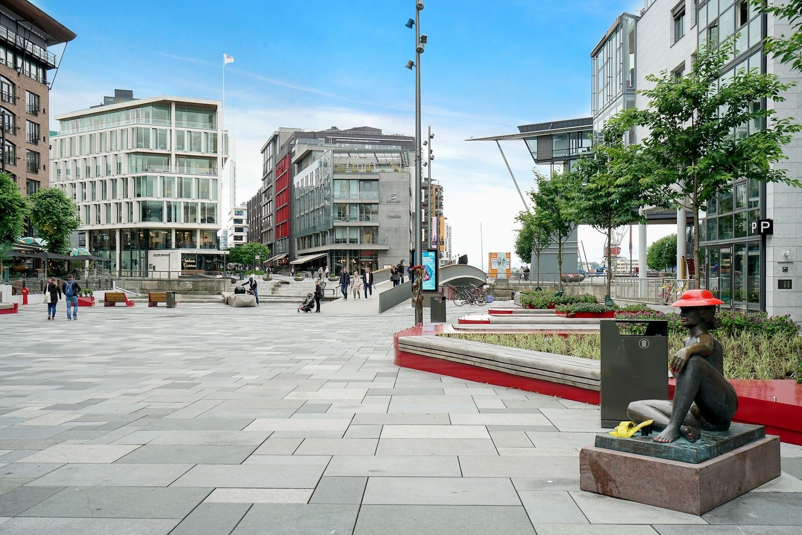 Det er kort veg til et mangfold av shoppingmuligheter og øvrige servicefunksjoner på Aker Brygge og Tjuvholmen, samt Bogstadveien og Hegdehaugsveien. Galleribilde