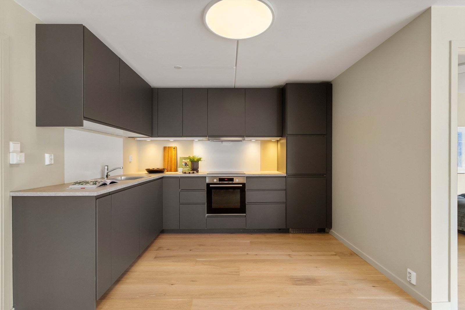 Kjøkkenet har en flott og tidsriktig innredning fra IKEA som var ny i 2021. Galleribilde