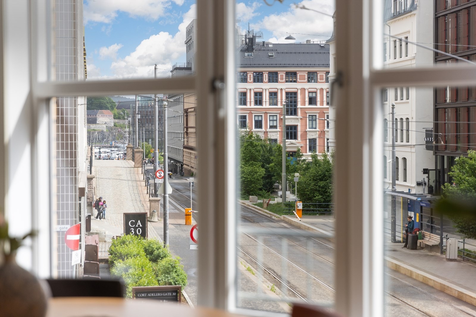 Vinduene i stuen gir et nydelig lysinnslipp og et hyggelig utsyn til nabolaget og nærområdet. Galleribilde