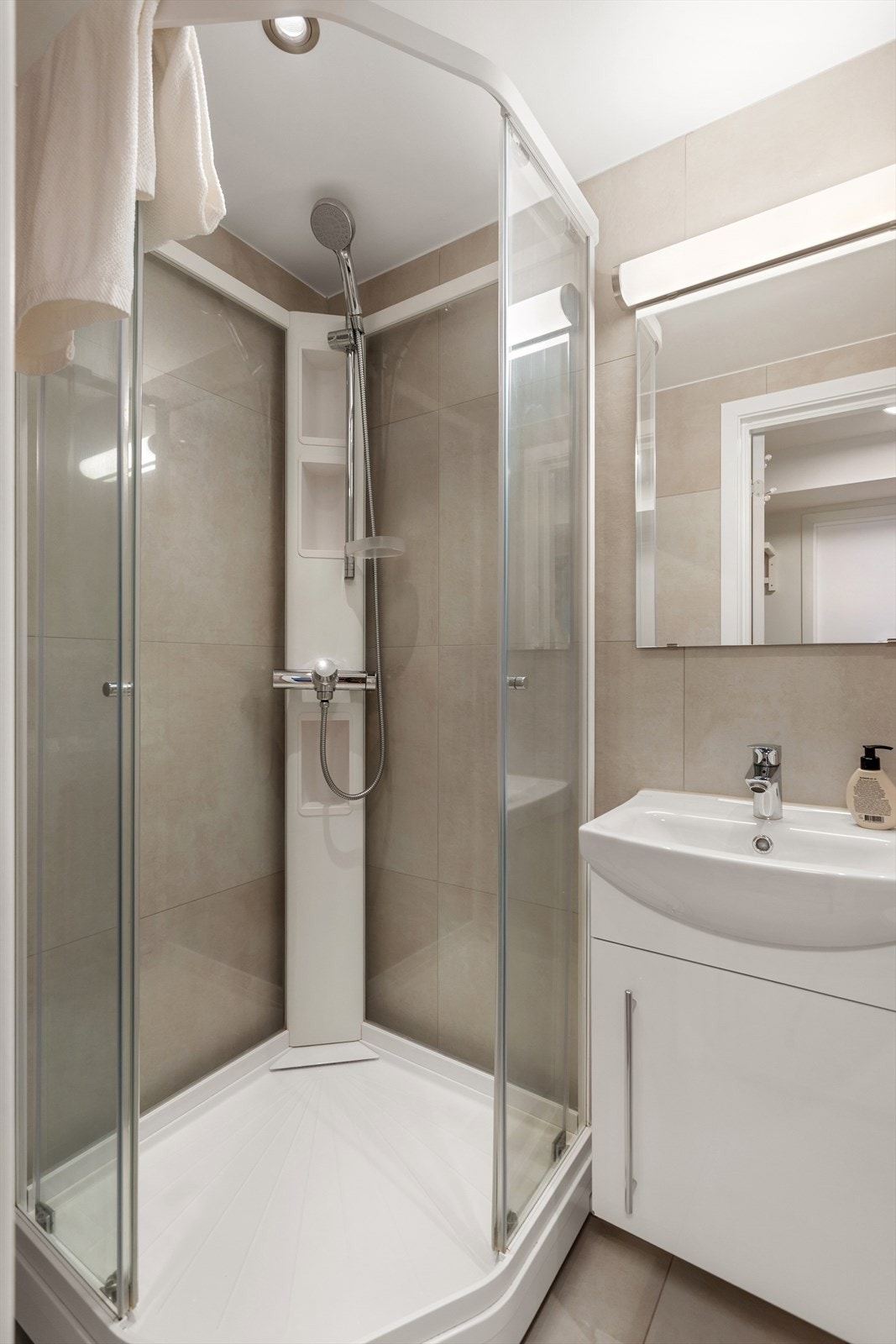 Badet er utstyrt med wc, servant og dusjkabinett. Galleribilde