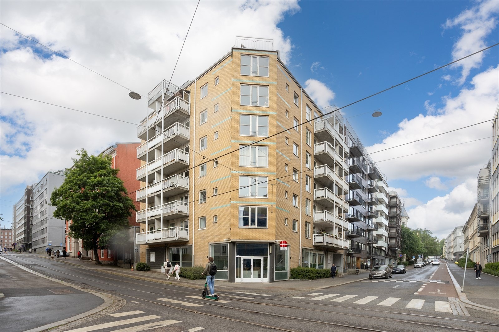 Leiligheten er en del av Sameiet Cort Adelersgt 20 som består av 33 boligseksjoner, og er beskrevet som hyggelig og veldrevet. Galleribilde