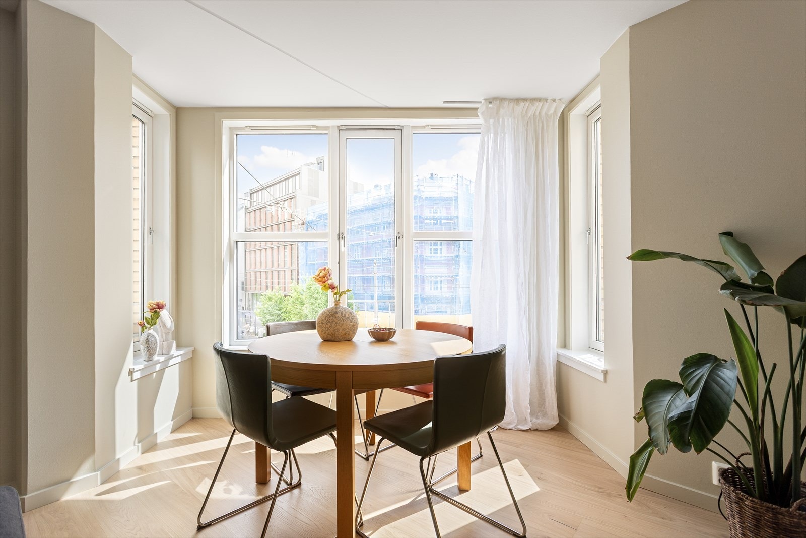 Hjørneleiligheten ligger lyst og fint til i byggets 2. etasje med heisadkomst. Galleribilde