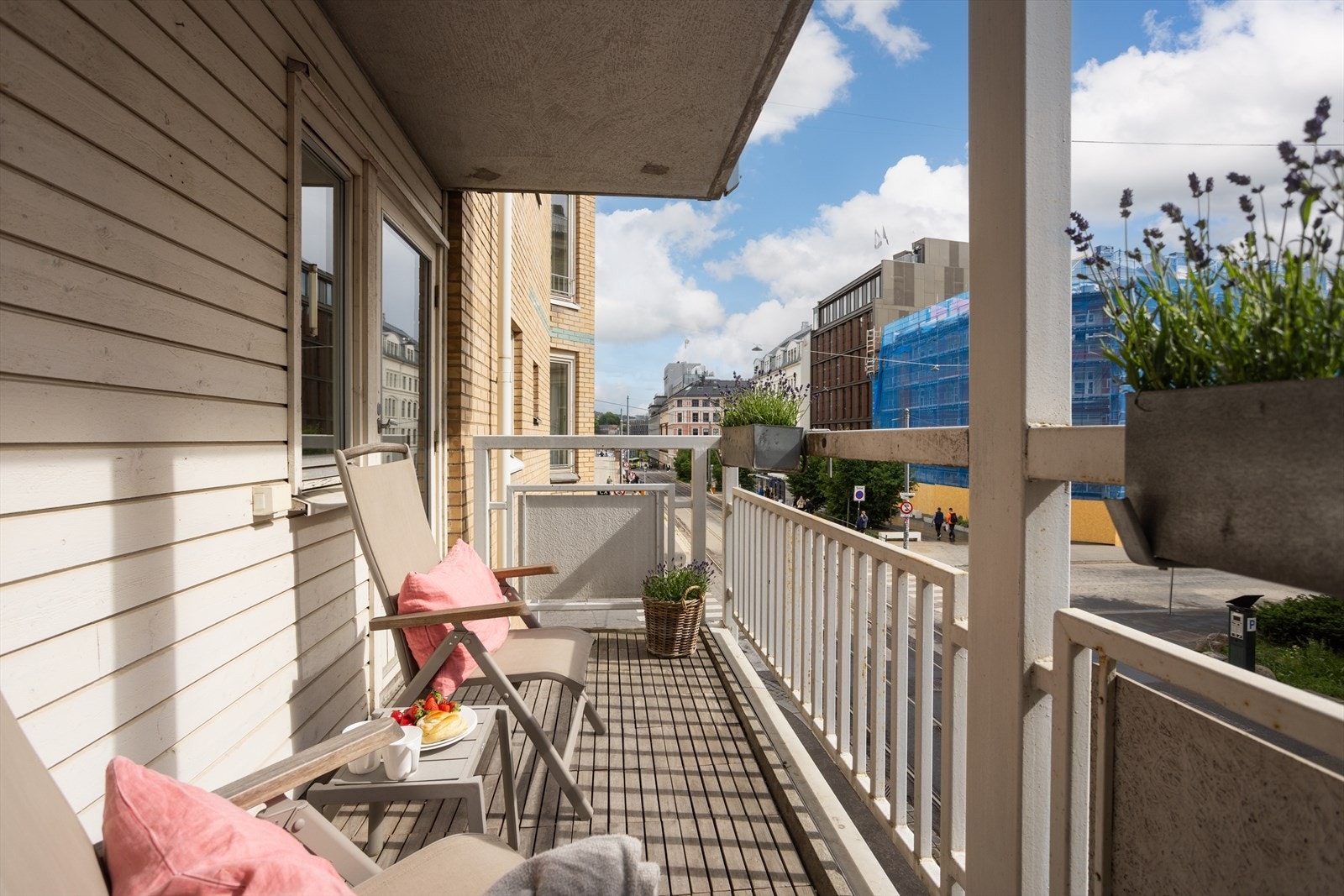 Balkongen har god plass til diverse utemøblement og grill. Galleribilde