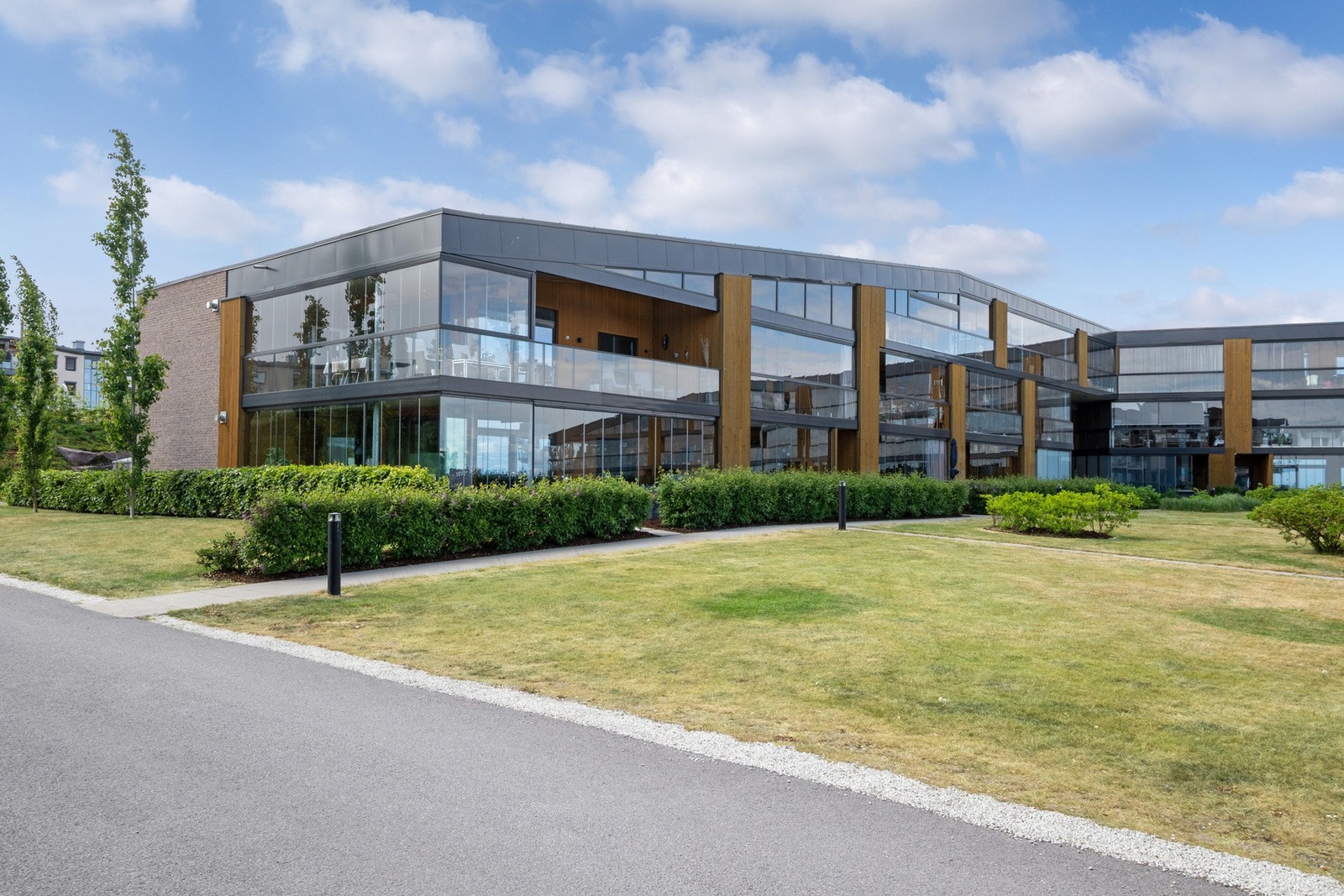 Livet på Jarlsø er komfortabelt og harmonisk, og man trenger ikke bevege seg mange meter utenfor døren for å handle mat, klippe seg, gå på kafé eller trene. Galleribilde