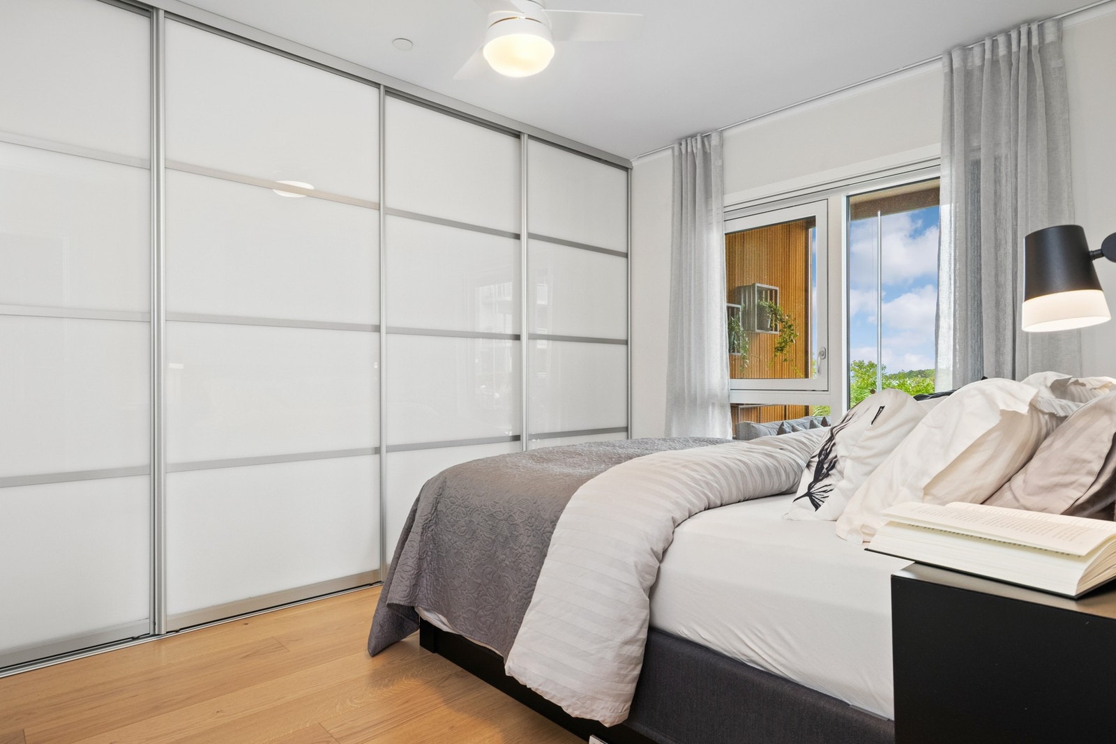 Hovedsoverommet skiller seg ut med ekstra god størrelse og eget bad. Galleribilde