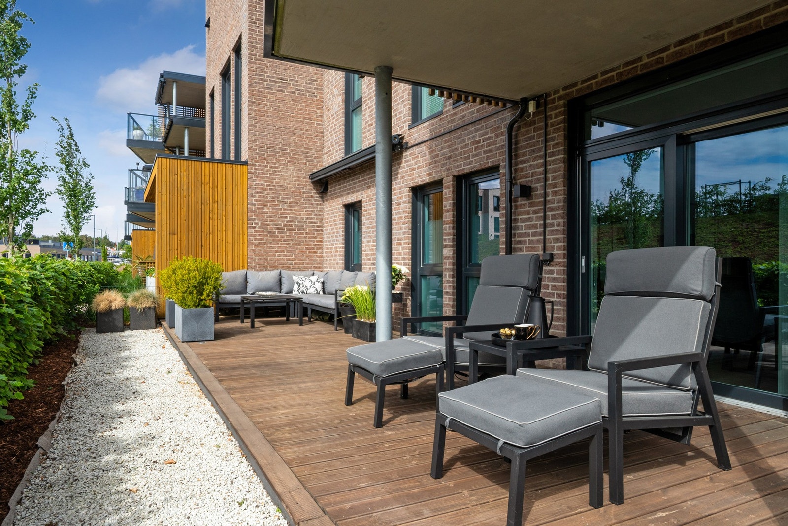 Utenfor kjøkkenet, vendt mot vest, har du en terrasse på ca. 38 kvm, hvor rundt 10 kvm er overbygd. Galleribilde