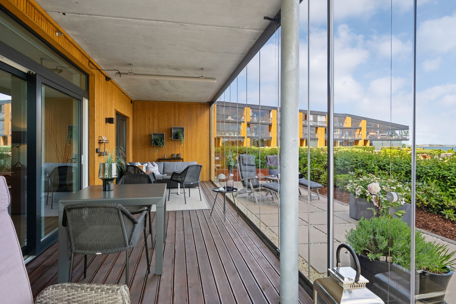 I forlengelsen ligger en hellelagt uteplass på ca. 25 kvm - et vakkert og solrikt sted med utsikt mot sjøen og de velstelte fellesarealene. Galleribilde