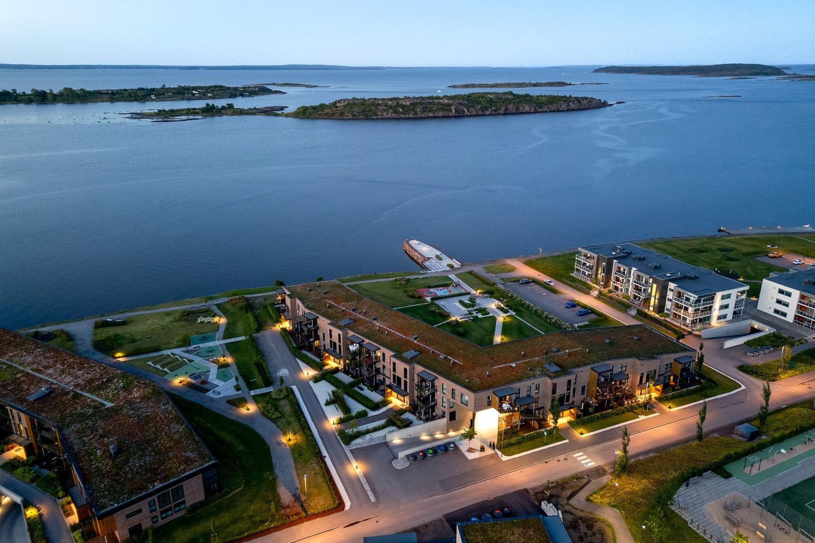 Eie Eiendomsmegling ved Tonny Nielsen ønsker velkommen til en sjønær livsstil i første etasje - eksklusiv hjørneleilighet med fantastiske uteplasser, sol hele dagen og garasjeplass. Foto: Bjørn Kjærra Galleribilde