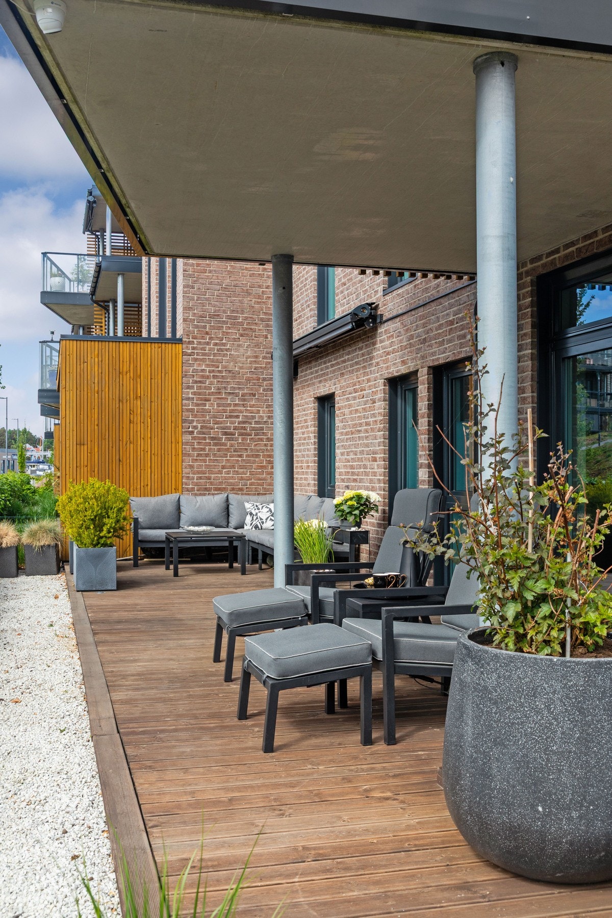 Her kan du nyte kveldssolen med markisen ute, omringet av frodig beplantning og god plass til både spisebord og loungemøbler. Galleribilde