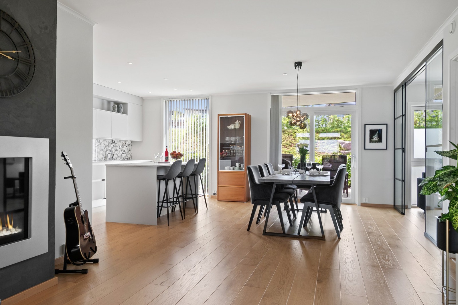 Spisestuen ligger mellom stuen og kjøkkenet, og har en naturlig plass for langbord. Galleribilde