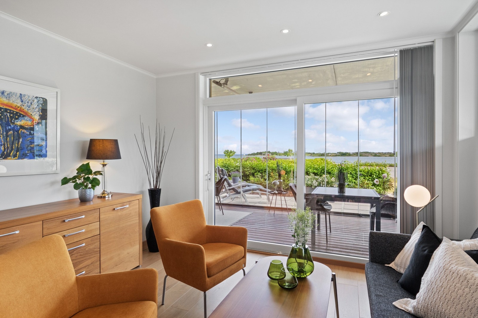 Her er det god plass til både sofagruppe og lenestoler, og en integrert gasspeis tilfører både varme og atmosfære på kjøligere dager. Galleribilde