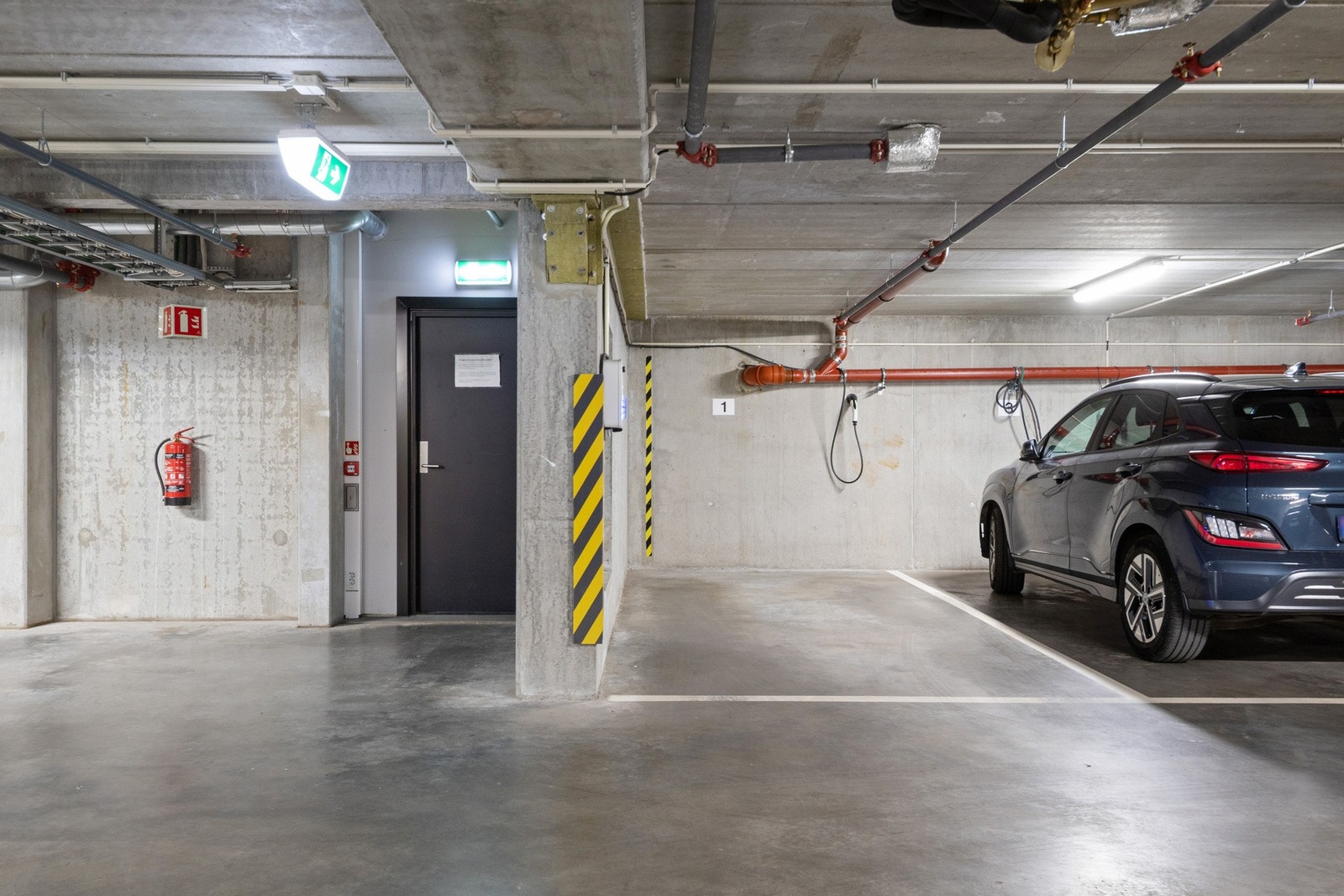 Leiligheten har parkeringsplass med elbillader i felles garasjeanlegg. Galleribilde