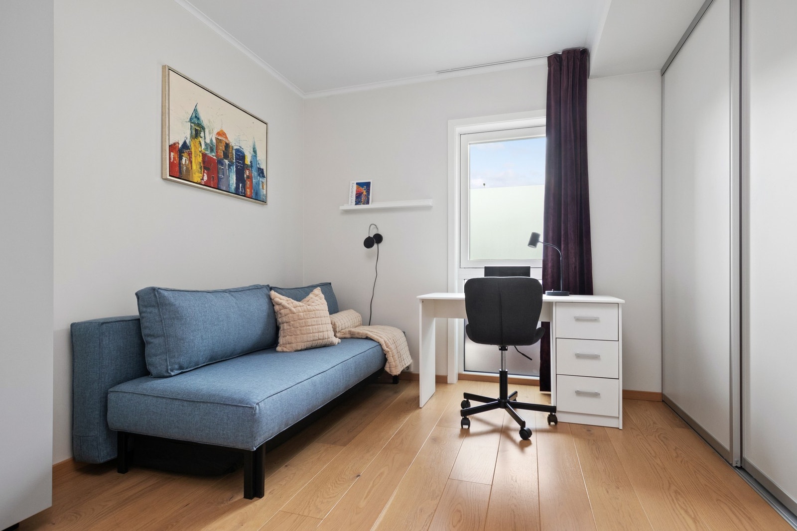 Leiligheten har to soverom og mulighet til å benytte seg av en gjesteleilighet i sameiet. Galleribilde