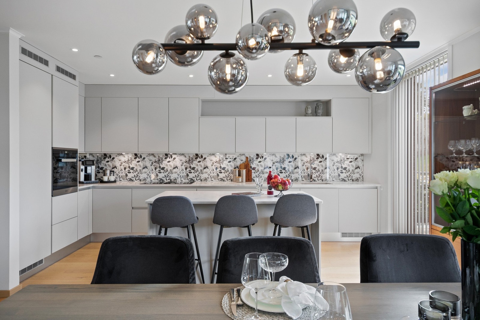 Kjøkkenet er et lekkert blikkfang preget av rene linjer, diskré eleganse og høy kvalitet. Galleribilde