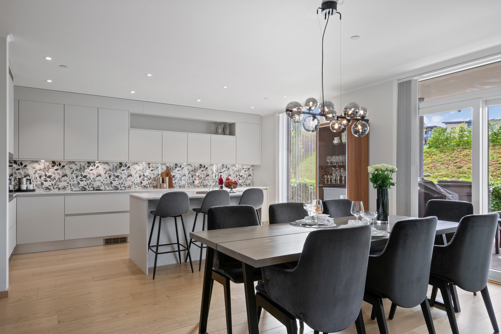 Leiligheten har en gjennomgående og svært tiltalende hovedsone, der stue, spisestue og kjøkken flyter sømløst sammen i et nydelig allrom. Galleribilde