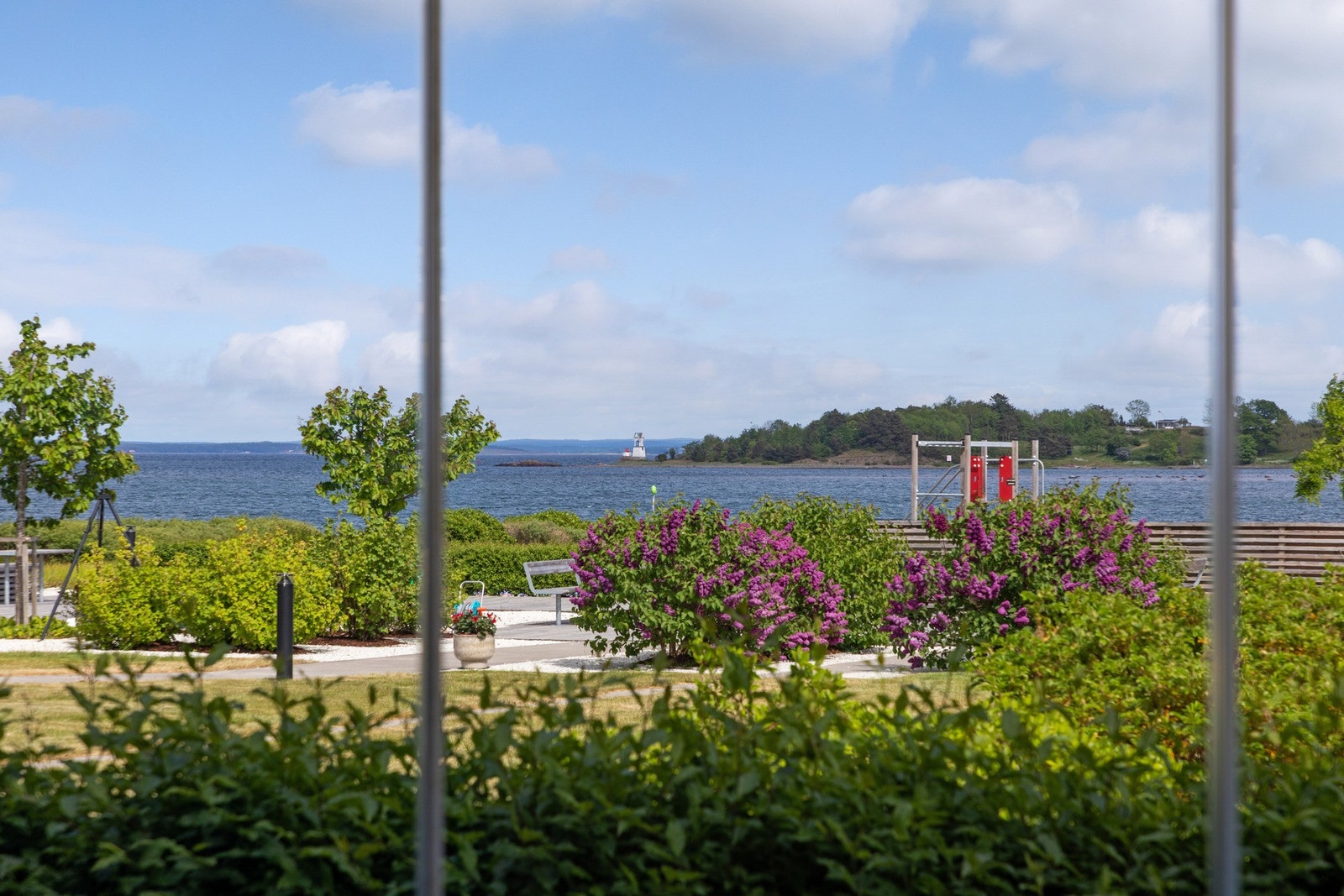 Stiller du høye krav til kvalitet, stil og beliggenhet? Jarlsøveien 74 E oppfyller alle kravene - og litt til. Her bor du 100 meter fra vannkanten med sjøutsikt, sol fra morgen til kveld Galleribilde