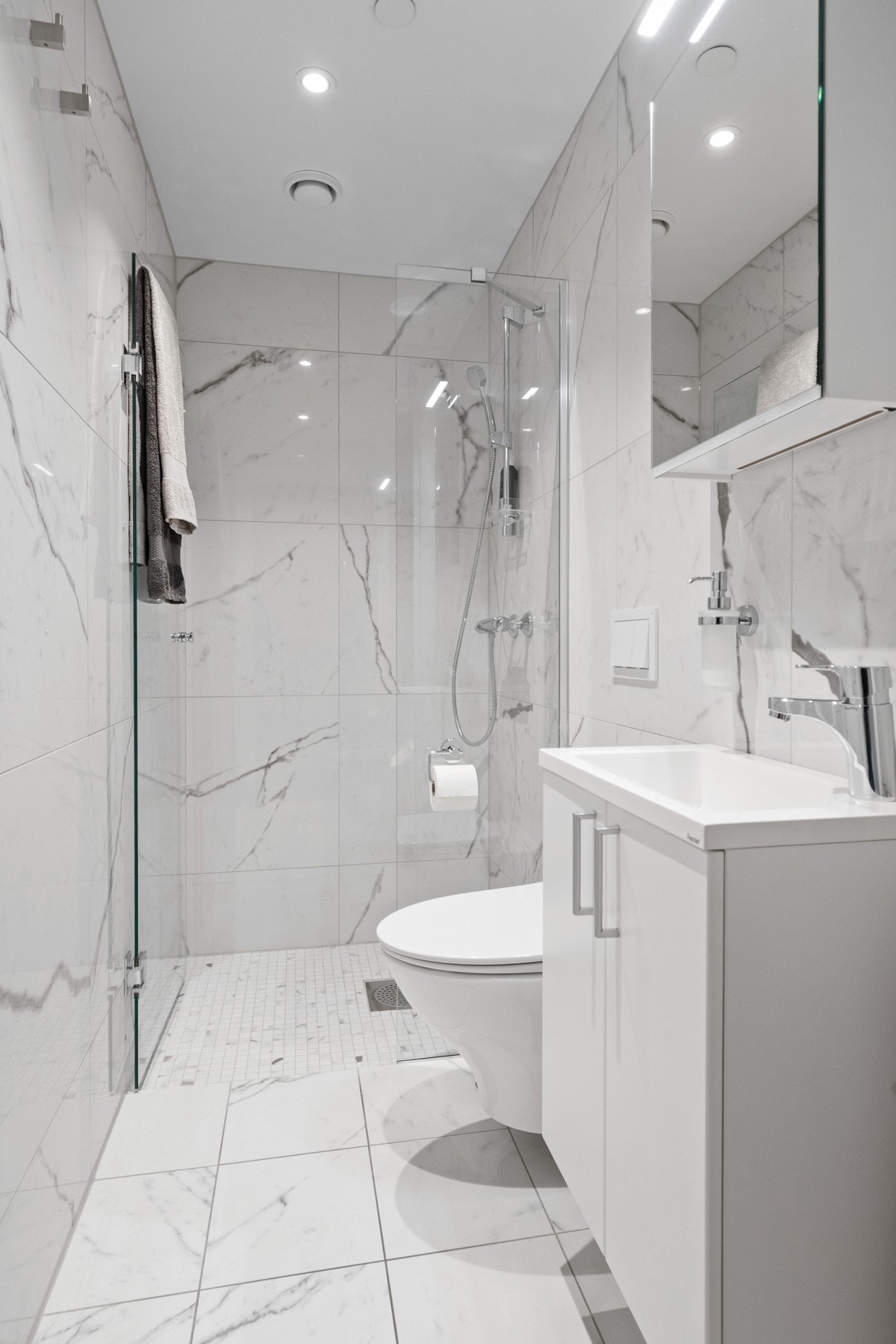 Leiligheten har to smakfulle bad med store marmorfliser som gir et eksklusivt preg. Galleribilde