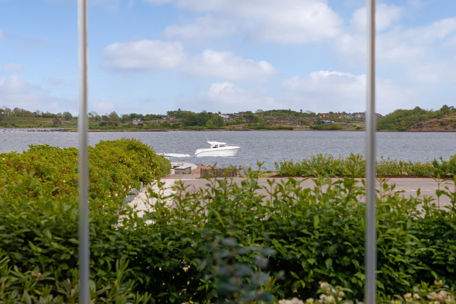 Omgivelsene er idylliske og fredfulle, med vakker skjærgård og flotte turmuligheter rett utenfor døra. Galleribilde