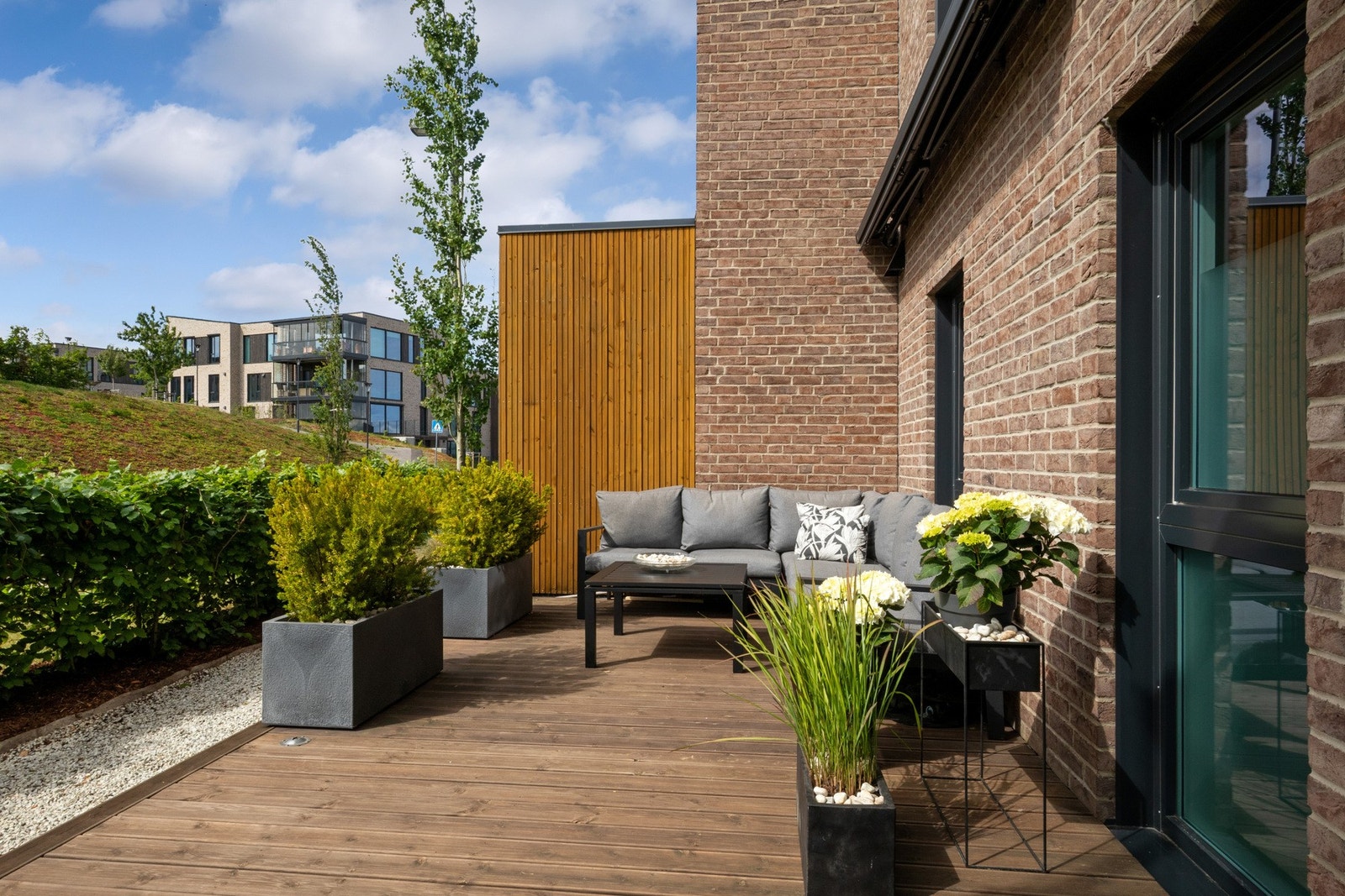 På varme dager er det også deilig å trekke ut på terrassen mot vest. Galleribilde