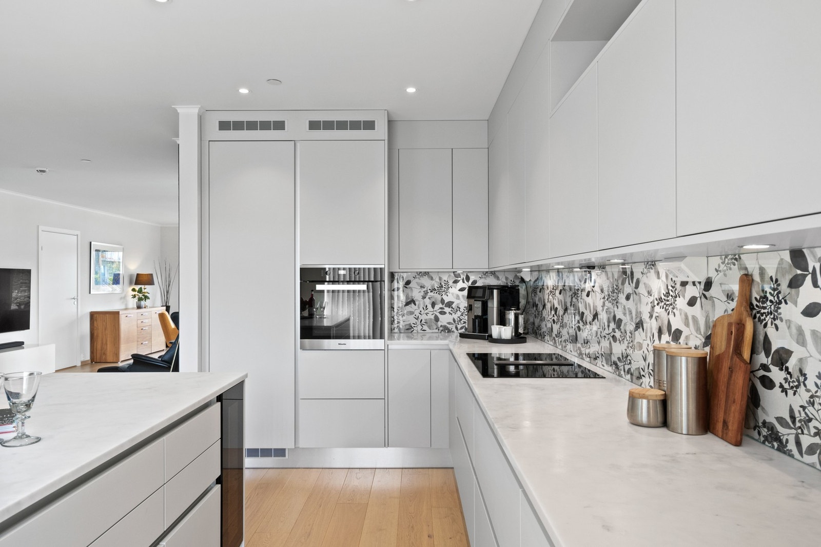 Benkeplatene er i marmor og har underlimt oppvaskkum, samt nedfelt induksjonstopp med integrert kullfilterventilator. Galleribilde