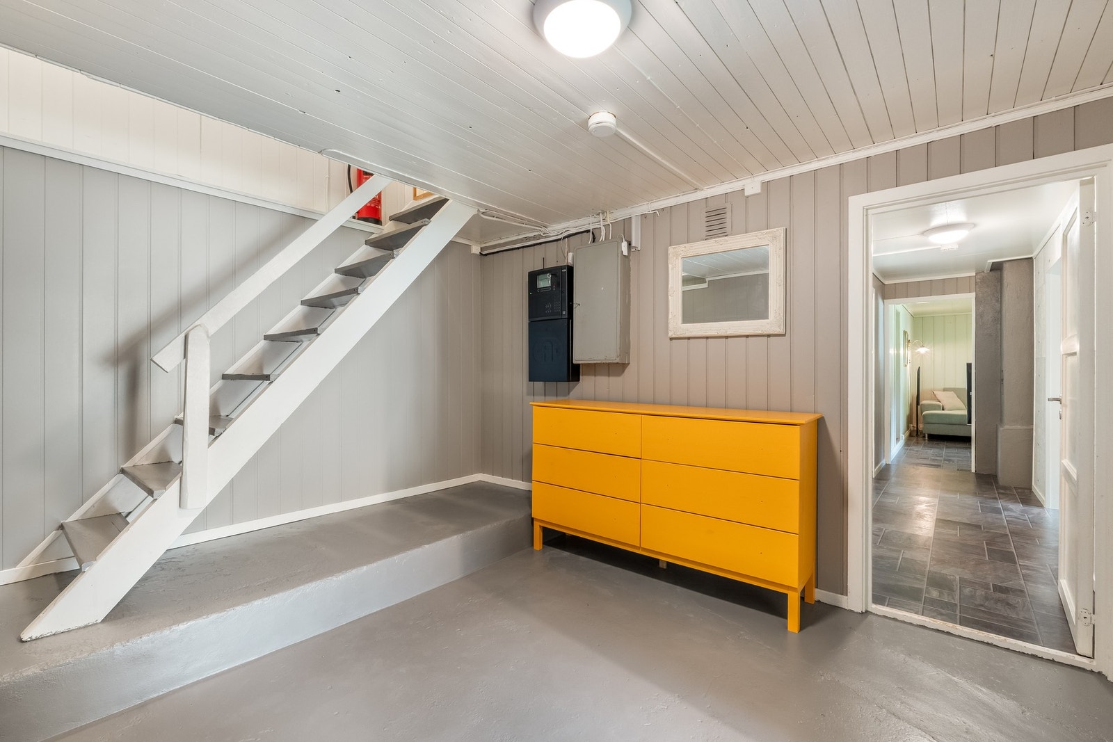 Nede i underetasjen finner du to soverom, bad, stue og 3 boder. Galleribilde