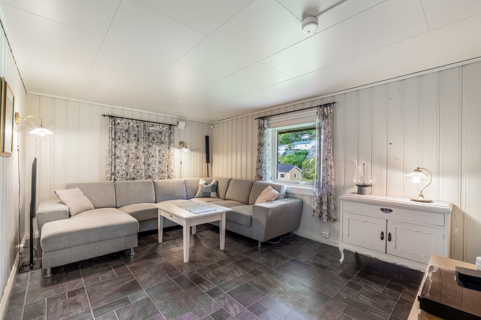 Stua nede i underetasjen har god plass til sofagruppe eller annet møblement du skulle ønske. Galleribilde
