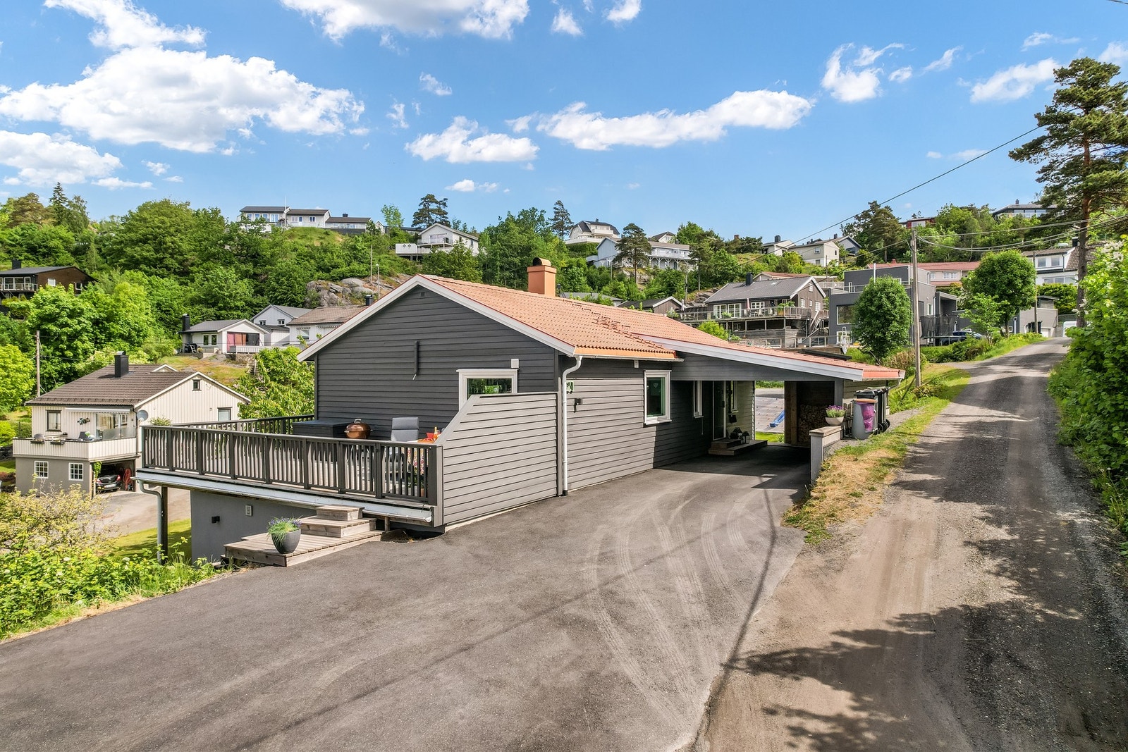 Det er gode uteplasser med terrasse, carport og asfaltert innkjørsel. Galleribilde